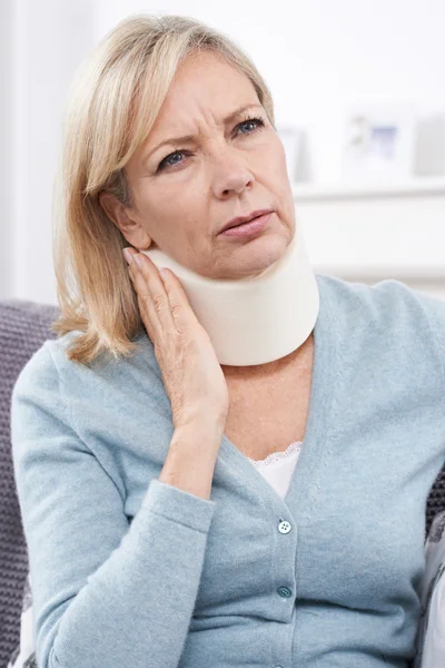 Donna matura che indossa il collare chirurgico nel dolore — Foto Stock
