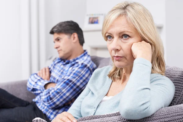 Älteres Paar mit Beziehungsschwierigkeiten sitzt auf Sofa — Stockfoto