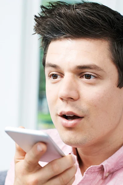 Hombre usando Internet tecnología de búsqueda de voz en el teléfono móvil —  Fotos de Stock