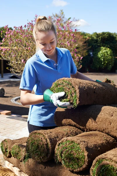 Female Landscape Gardener Laying Turf For New Lawn — Stock Photo, Image