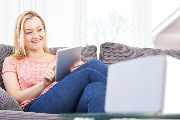 Woman Streaming Music From Digital Tablet To Wireless Speaker — Stock Photo, Image