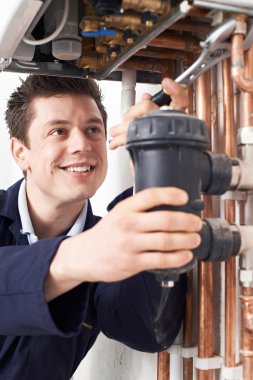 Erkek tesisatçı Kalorifer kazan üzerinde çalışma