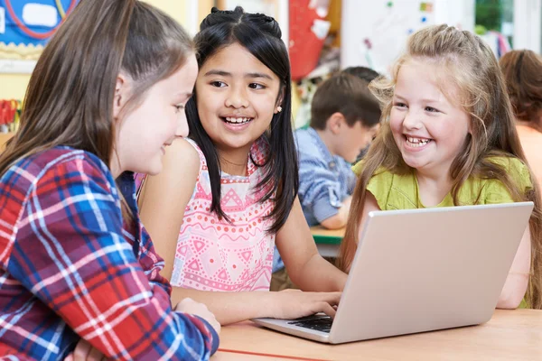 Grupo de niños de primaria que trabajan juntos en la computadora — Foto de Stock