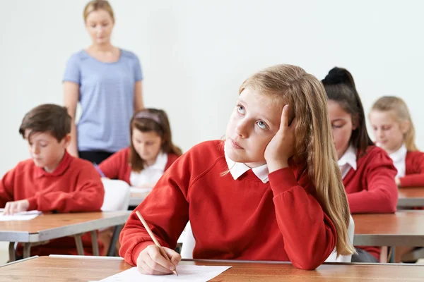 Alumna femenina que encuentra difícil el examen escolar — Foto de Stock