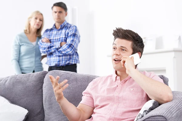 Ältere Eltern frustriert über zu Hause lebenden erwachsenen Sohn — Stockfoto