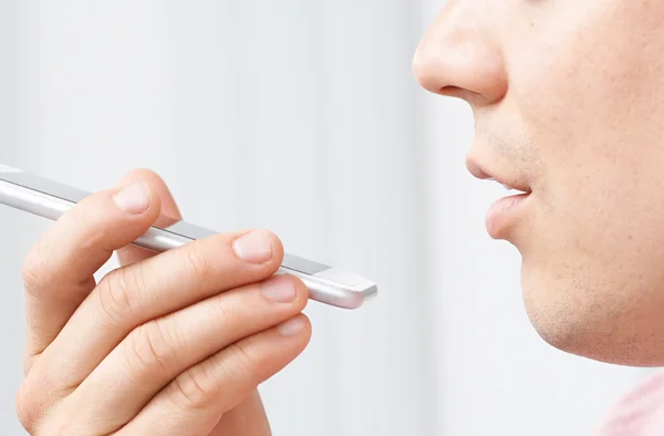 Uomo che utilizza la tecnologia di ricerca vocale Internet sul telefono cellulare — Foto Stock