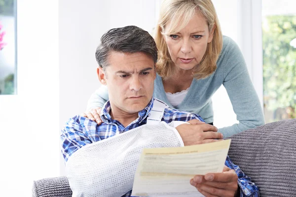 Couple Reading Letter About Husband's Injury — Stock Photo, Image