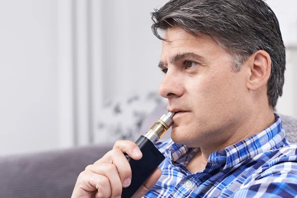 Uomo maturo che utilizza Vapourizer come alternativa al fumo — Foto Stock