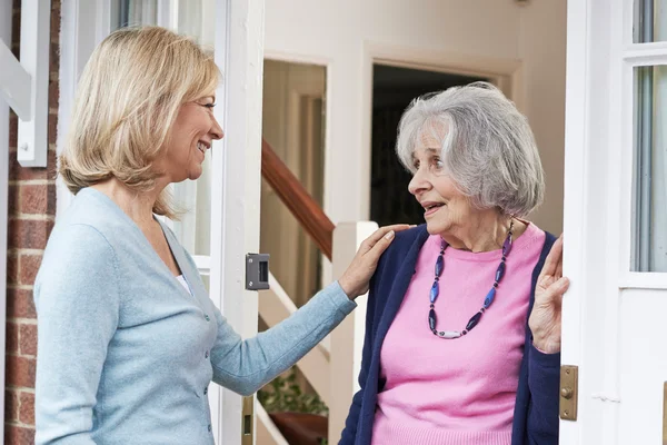 Mujer Comprobación de ancianos Vecina femenina —  Fotos de Stock