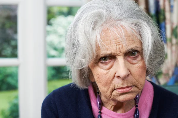 Głowa i ramiona portret zły Senior kobiety w domu — Zdjęcie stockowe