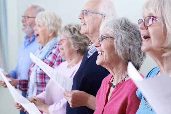Группа пожилых людей, поющих в хоре вместе — стоковое фото