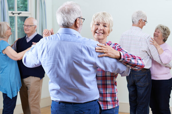 Группа пожилых людей, наслаждающихся клубом танцев вместе
