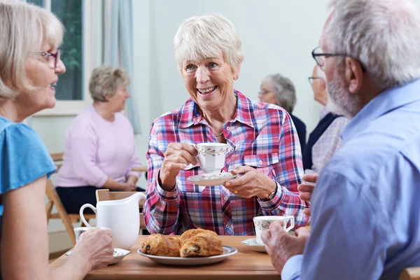 Grupp av seniorer möte på Social Club — Stockfoto