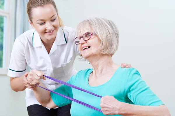 Senior Mujer Trabajando con Fisioterapeuta — Foto de Stock