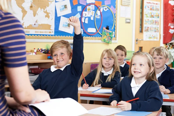 Classe de alunos do Ensino Fundamental Resposta Pergunta — Fotografia de Stock