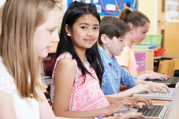 컴퓨터 클래스에서 초등학교 어린이 들의 그룹 — 스톡 사진
