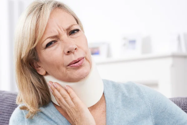 Mujer madura con cuello quirúrgico en el dolor —  Fotos de Stock