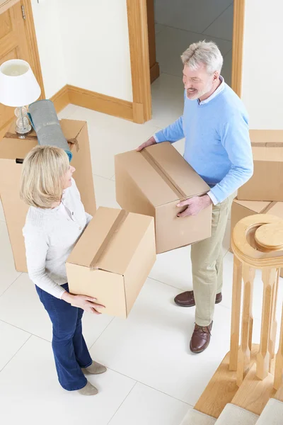 Mature Couple Moving In To New Home — Stock Photo, Image