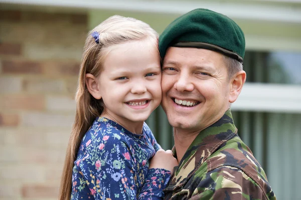 Porträt eines beurlaubten Soldaten, der seine Tochter umarmt — Stockfoto