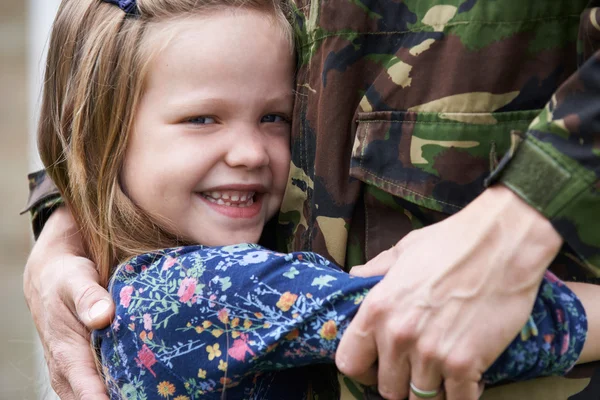 Dochter knuffelen militaire vader thuis met verlof — Stockfoto