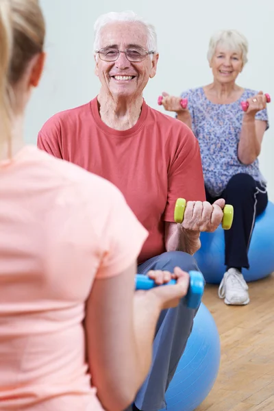 Anziani a lezione di fitness con istruttore — Foto Stock
