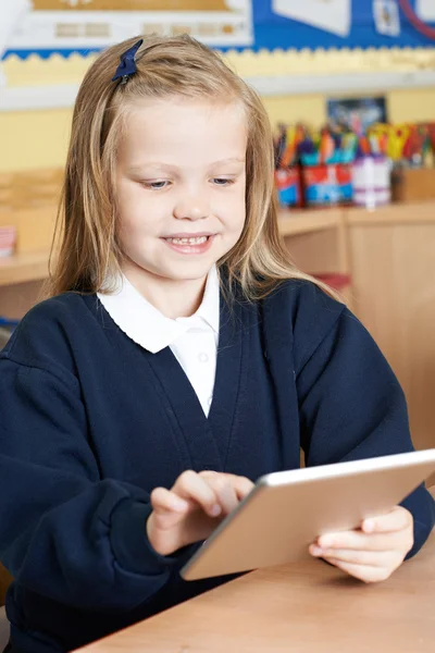 Grundschülerin nutzt digitales Tablet im Unterricht — Stockfoto