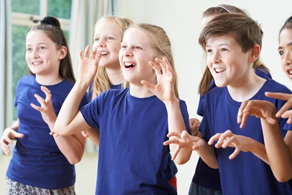 Groupe d'enfants appréciant la classe de théâtre ensemble — Photo