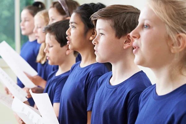 Grupp av skolbarn sjunger i kör tillsammans — Stockfoto