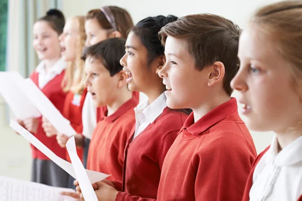 Grupo de niños cantando en el coro de la escuela —  Fotos de Stock