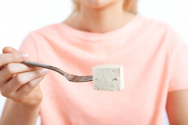 Close Up van vrouw met Tofu op vork — Stockfoto