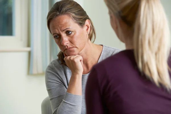 Maturo donna discutere problemi con counselor — Foto Stock