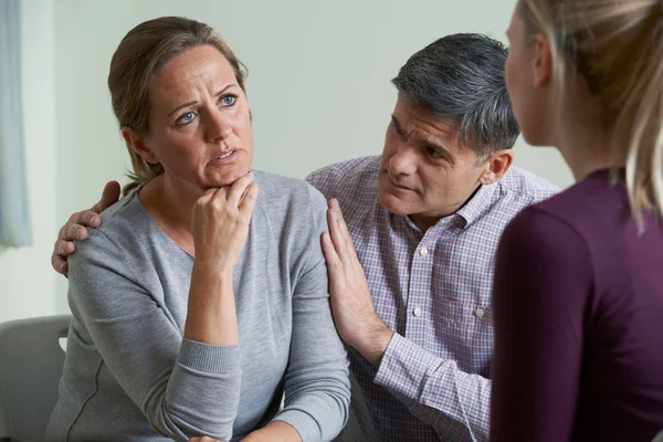 Coppia matura che parla con il consigliere come uomo conforta donna — Foto Stock