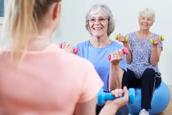 Donne anziane a lezione di fitness con istruttore — Foto Stock