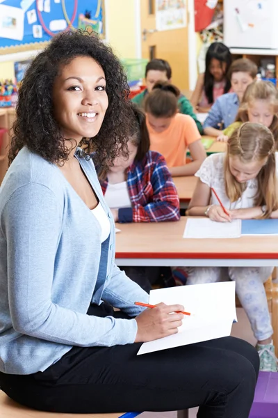 Porträtt av lärare i klass med elever — Stockfoto