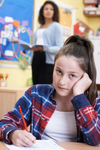 Alumna de la escuela primaria femenina luchando en clase — Foto de Stock