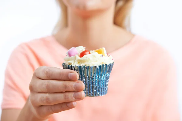 Close Up di donna che tiene Cupcake malsano — Foto Stock