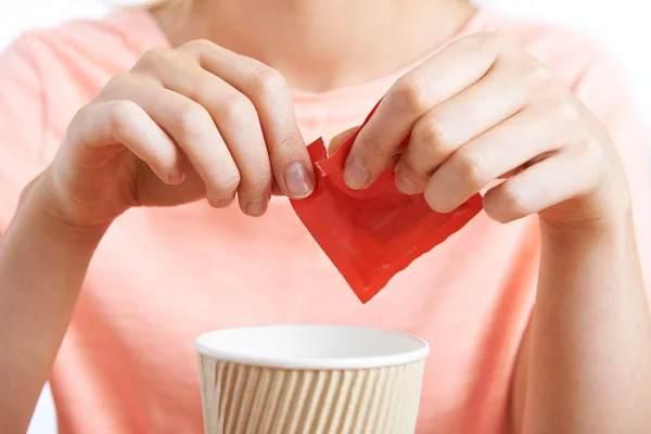 Mesterséges édesítőszer hozzáadása Coffee nő — Stock Fotó