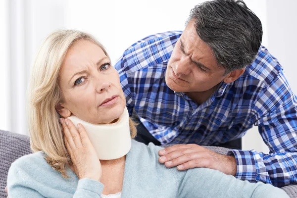 Esposo Consolador Esposo Sufriendo Con Lesión en el Cuello —  Fotos de Stock