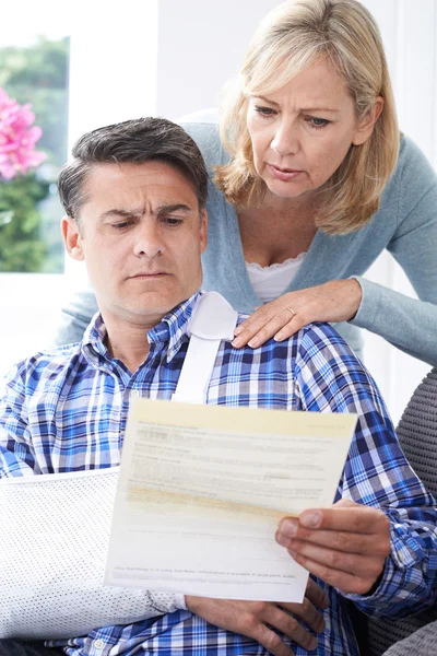 Couple Reading Letter About Husband's Injury — Stock Photo, Image