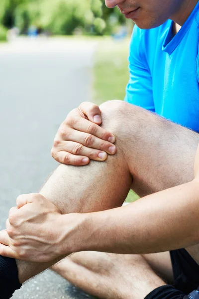 Homem com lesão esportiva sustentada enquanto jogging no parque — Fotografia de Stock