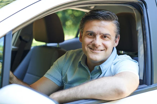 Retrato de hombre maduro conduciendo coche — Foto de Stock