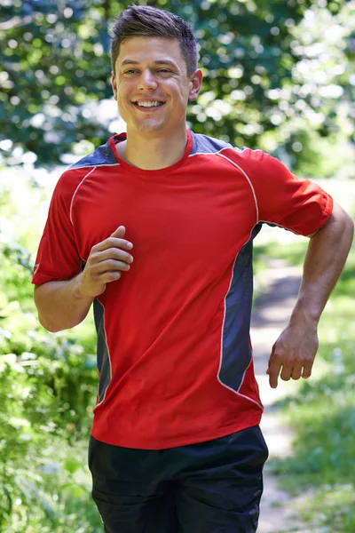 Jovem correndo ao ar livre no campo — Fotografia de Stock