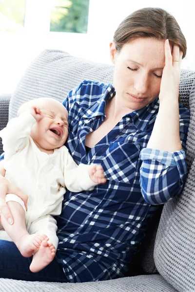 Frustrierte Mutter leidet an postnataler Depression — Stockfoto