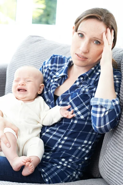 Madre frustrada que sufre de depresión post-natal — Foto de Stock