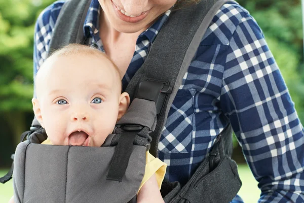 Gros plan de la mère avec bébé fille dans le transporteur — Photo