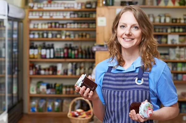 Porträtt av kvinna som arbetar i delikatessbutik — Stockfoto