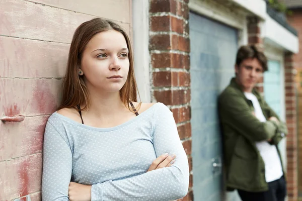 Retrato de pareja adolescente infeliz en entorno urbano — Foto de Stock