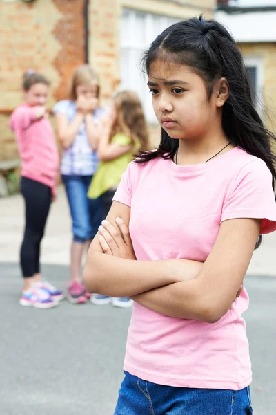 Menina infeliz sendo Gossiped sobre por amigos da escola — Fotografia de Stock