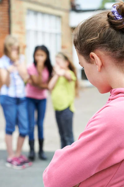 Infeliz chica siendo chismoso acerca de por escuela amigos — Foto de Stock