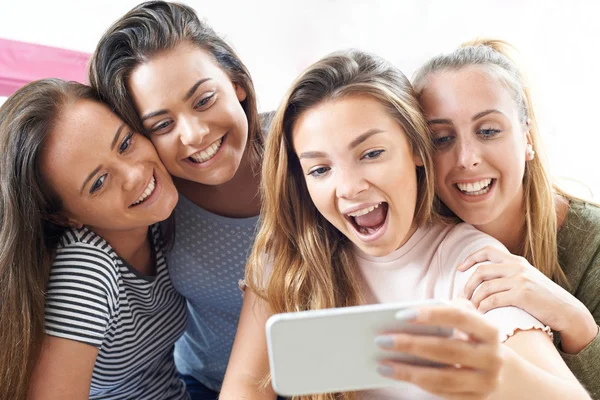 Group Teenage Girls Taking Selfie Mobile Phone — Stock Photo, Image